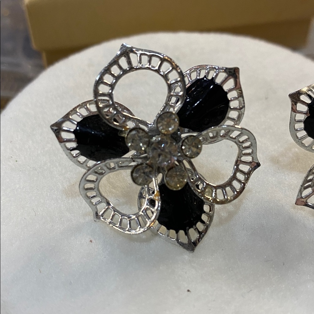 Vintage Screw Back Earrings 1-1/2 inch Diameter - Picture 2 of 4
